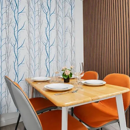 Elegant 3 Bedroom Unit In Lower Manhattan Apartment *