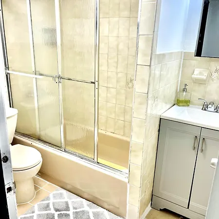 Apartment Completely Private 2 Bedroom With Backyard In Lic !!! *