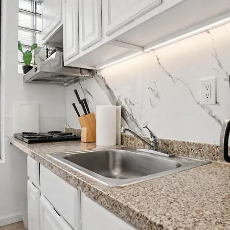 Elegant 3 Bedroom Unit In Lower Manhattan Apartment *