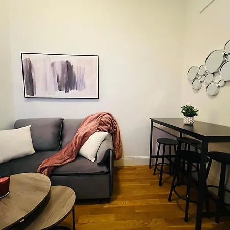 Midtown West By Times Square Apartment *