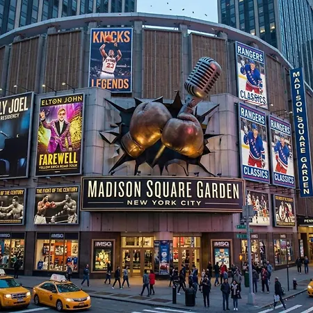 Hotel Oyo Times Square 4*
