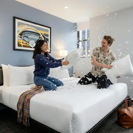 Oyo Times Square 4*