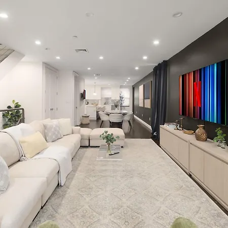 Stylish 3br Designer In Nyc Apartment