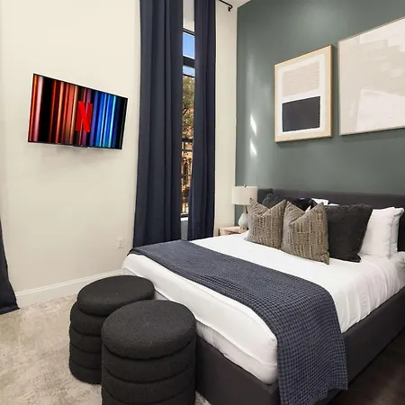 Stylish 3br Designer In Nyc Apartment