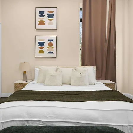 Stylish 3br Designer In Nyc Apartment New York