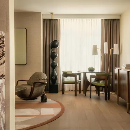 Four Seasons Downtown Hotel