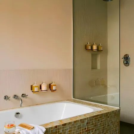 Hotel Chambers 4*