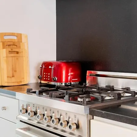 E10-2 Designer East Village Townhouse 1br W D