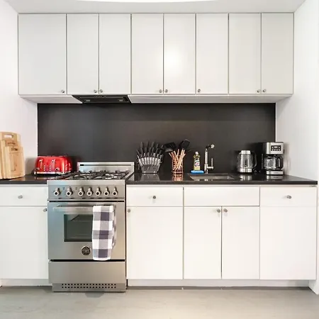 E10-2 Designer East Village Townhouse 1br W D Apartment *