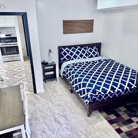 Private 2 Bedroom With Private Backyard In Lic !!! *