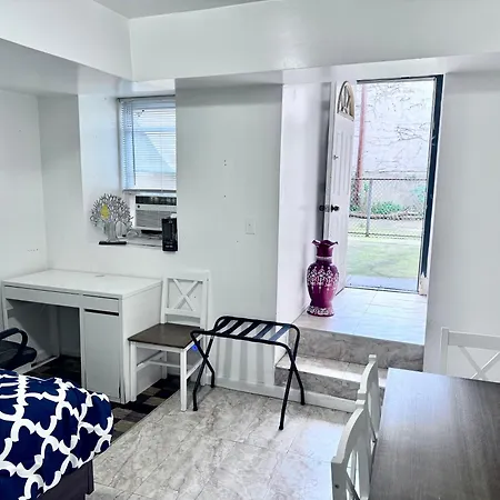 Private 2 Bedroom With Private Backyard In Lic !!!