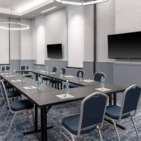 Four Points By Sheraton Downtown Hotel 3*