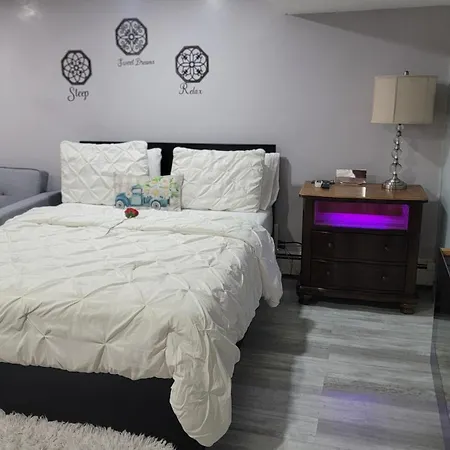 Lovely 2 Bedroom With 2 Entrance And Parking *