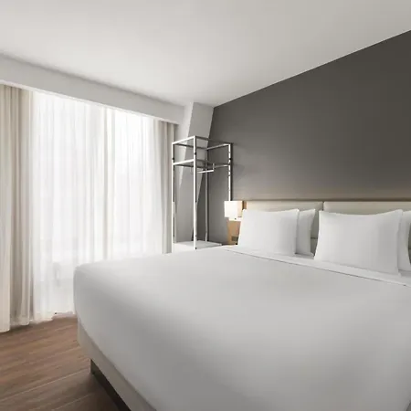 Western Premier Empire State Hotel 3*