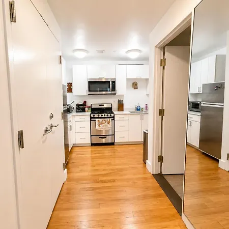 Nyc With Private Bathroom & Kitchenette Apartment