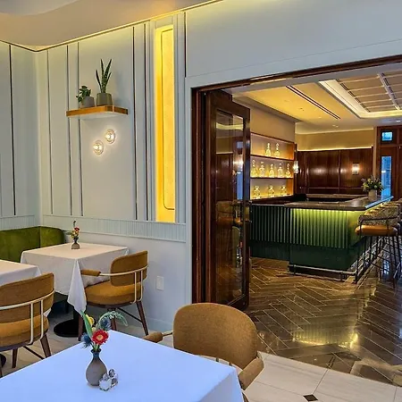 The Iroquois Times Square, A Small Luxury 5*