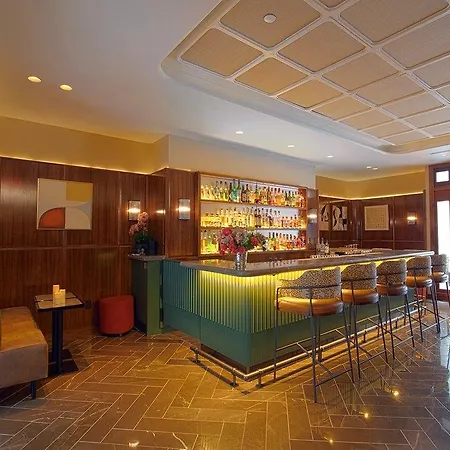The Iroquois Times Square, A Small Luxury 5* New York