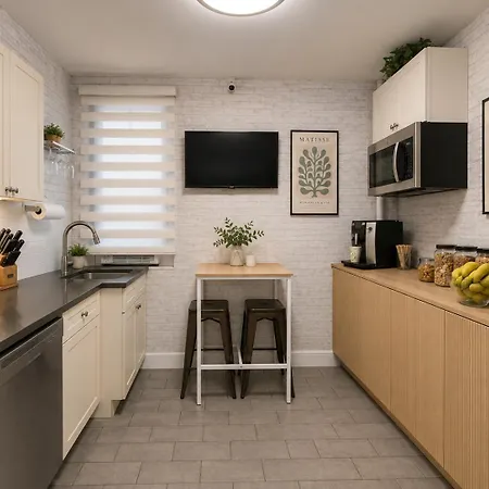 Tropical Style In Geusthouse New York