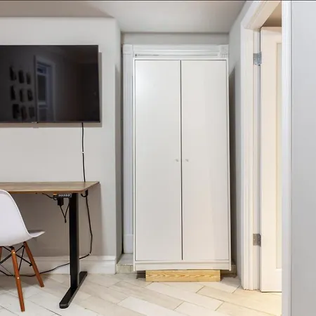 Private Bedroom With Shared Bathroom In Union Square Downtown Manhattan - Steps From The Dining & Nightlife! *