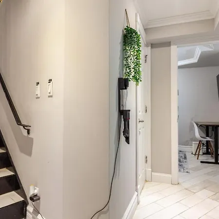 Private Bedroom With Shared Bathroom In Union Square Downtown Manhattan - Steps From The Dining & Nightlife!