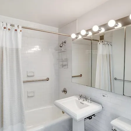 Apartment Uws 2br W Doorman Gym Nr Park Nyc-950 New York