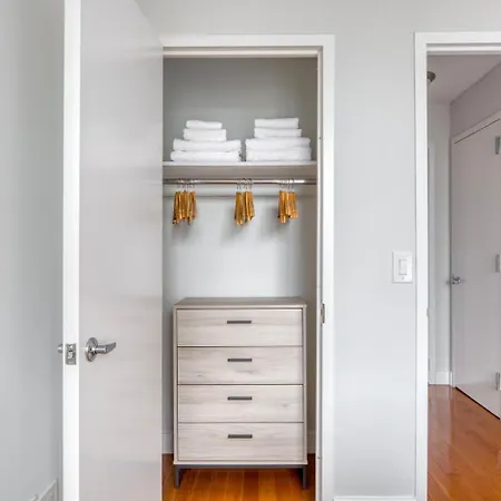 Midtown 2br W Gym Doorman Nr Theater District Nyc-1226 *