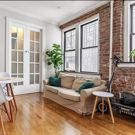 Private Bedroom With Shared Bathroom In Union Square Downtown Manhattan - Steps From The Dining & Nightlife! *