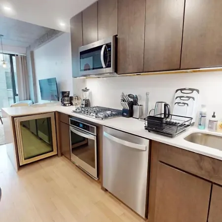 Sleek Two Bedroom In Manhattan *