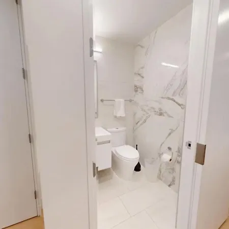 Sleek Two Bedroom In Manhattan Apartment *