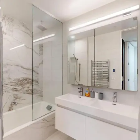 Apartment Sleek Two Bedroom In Manhattan *