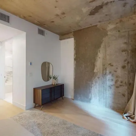 Sleek Two Bedroom In Manhattan *