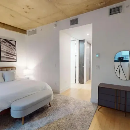 Sleek Two Bedroom In Manhattan Apartment