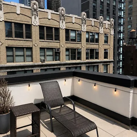 Sleek Two Bedroom In Manhattan Apartment *