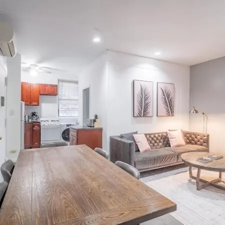 Nyc 3br Steps From Times Square & Transit Apartment *