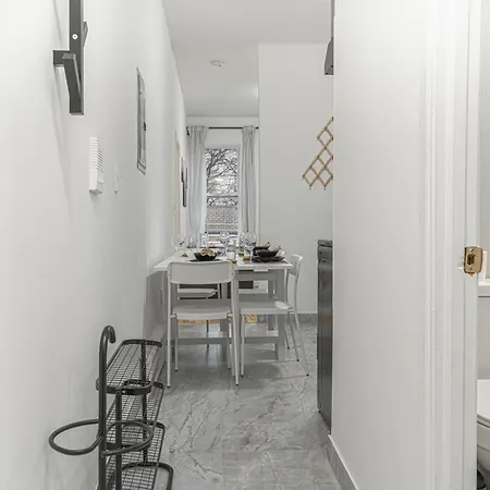 Modern 2br Retreat With Washer & Dryer - Near Subway & Lga New York