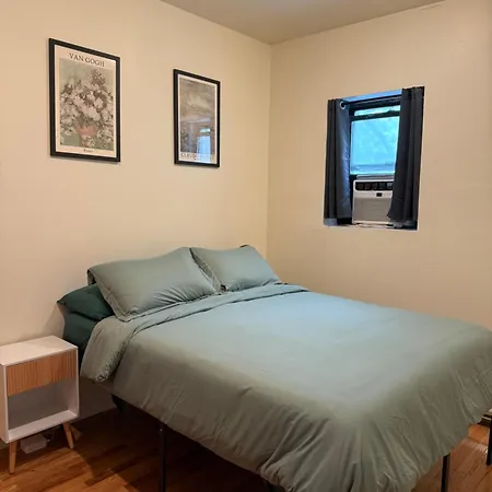 Chic Times Square 1br Entire - Private Kitchen & Bath - Hosts 4 Guest house New York