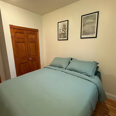Guest house Chic Times Square 1br Entire - Private Kitchen & Bath - Hosts 4 New York