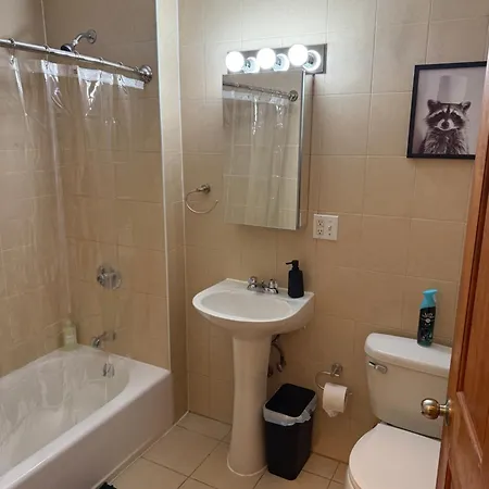 Guest house Chic Times Square 1br Entire - Private Kitchen & Bath - Hosts 4 New York