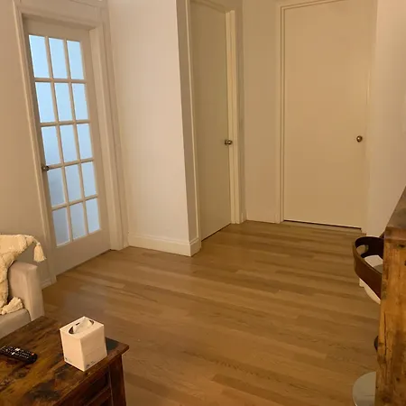 Street Large Private Bedroom ,high Speed Internet -female Only Homestay *