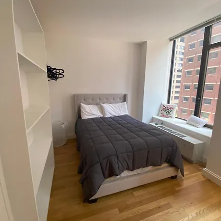 Street Large Private Bedroom ,high Speed Internet -female Only Homestay *