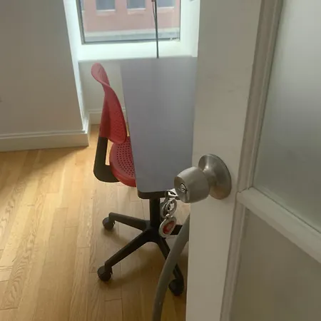 Homestay Street Large Private Bedroom ,high Speed Internet -female Only