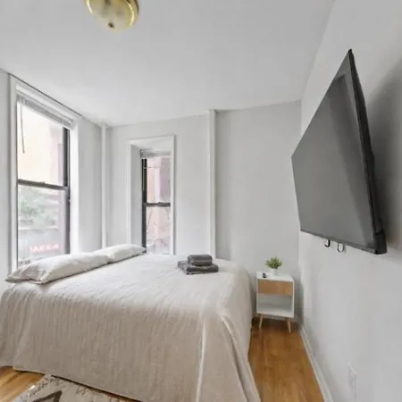 Guest house The Nyc Value Near Times Square & Broadway - Private With Shared Bathroom New York
