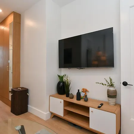 Modern 2br Near Park Aparthotel New York