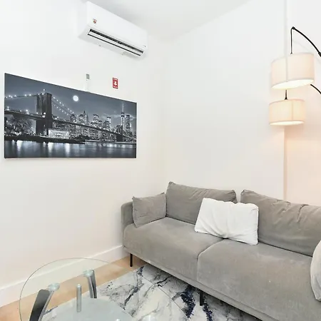 Modern 2br Near Park 2*