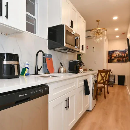 Modern 2br Near Park
