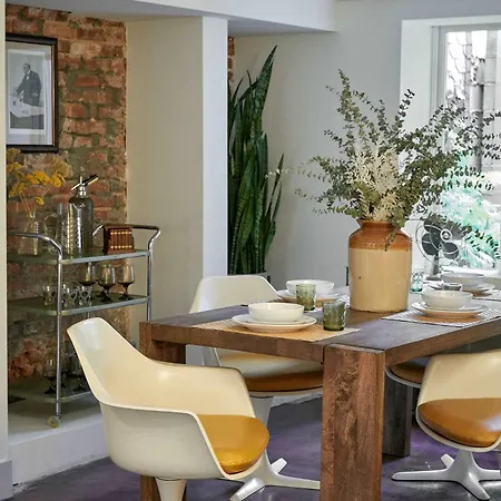 Rove Travel - Alderman Terrace - Townhome With Patio Holiday home *