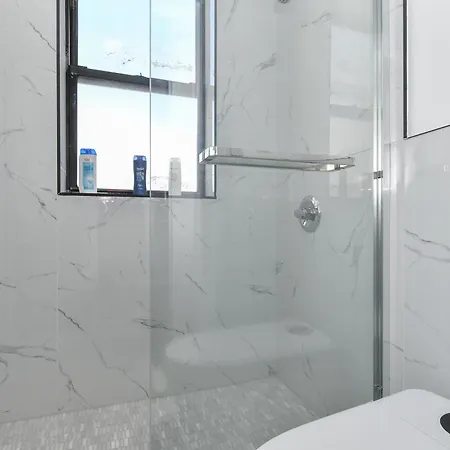 Modern 2br Near Park 2*
