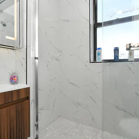 Modern 2br Near Park