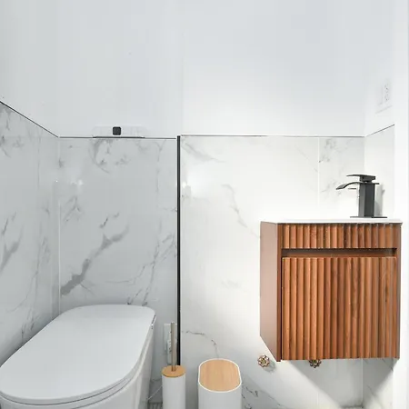 Aparthotel Chic 4br Stay-steps Away From Park 4*