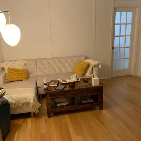 Street Large Private Bedroom ,high Speed Internet -female Only Homestay